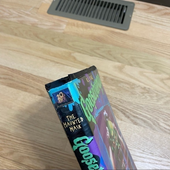 Vintage Goosebumps The Haunted Mask VHS Scary Movie 90s - Picture 7 of 7